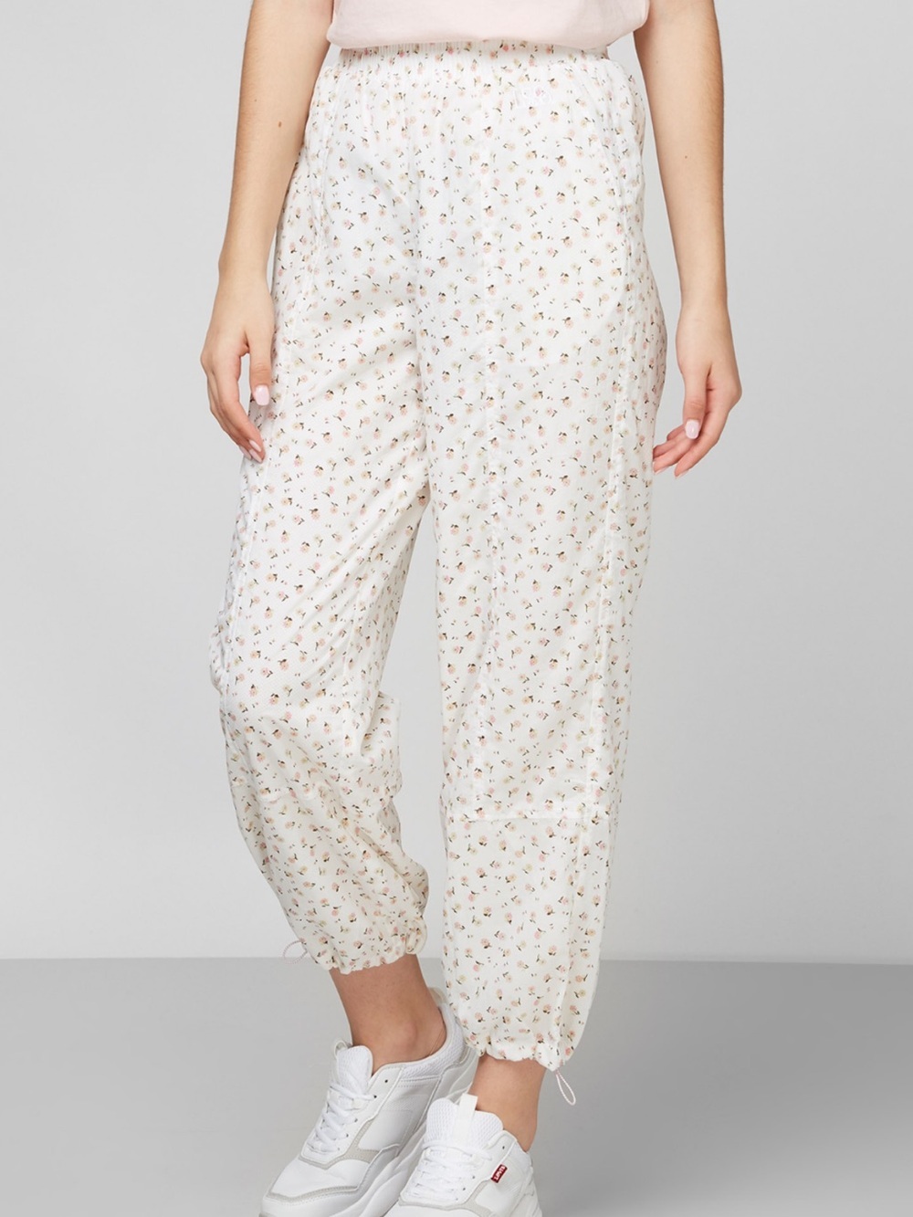 NWT Levi's Drew Windbreaker Track Pants in White Floral Print Size Medium
